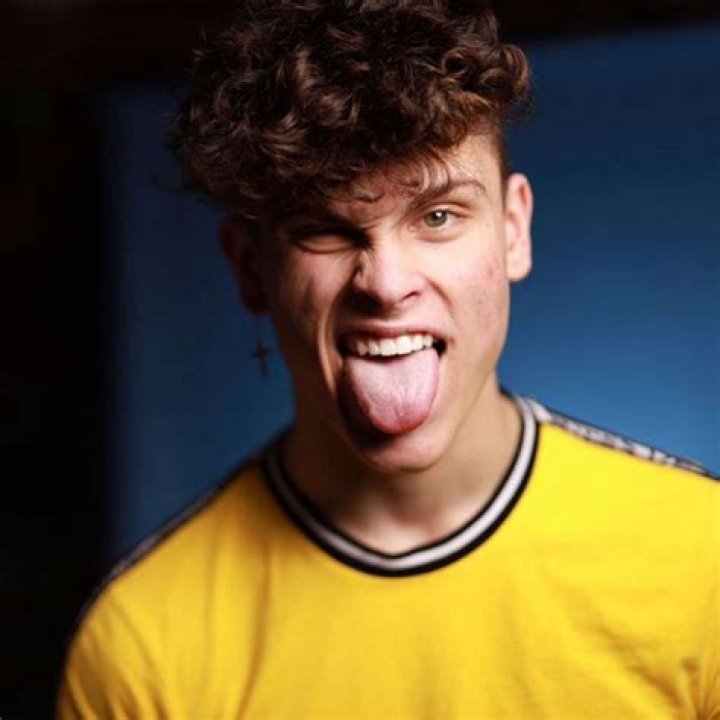 Logan Lang- Net Worth, Bio, Age, Girlfriend, Height, Nationality, Ethnicity