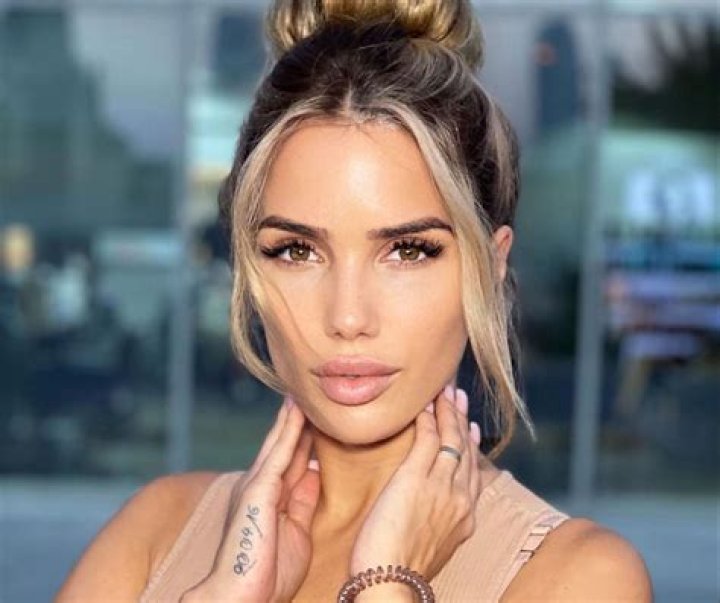 Manon Marsault- Wiki, Age, Height, Net Worth, Husband, Ethnicity