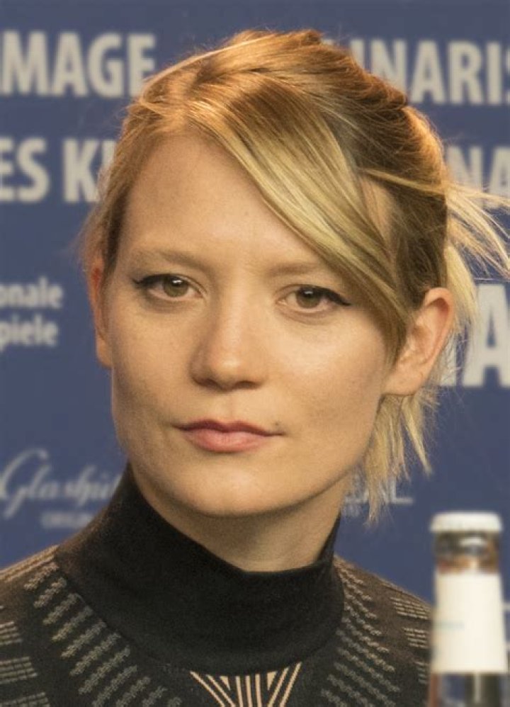 Mia Wasikowska- Wiki, Age, Height, Net Worth, Boyfriend, Ethnicity