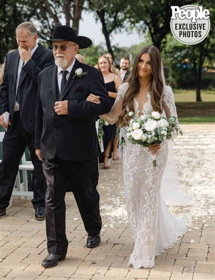 Morgan Simianer- Bio, Age, Height, Net Worth, Boyfriend, Dating