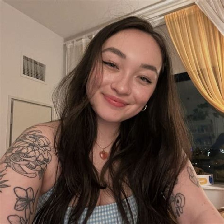 Mxmtoon- Wiki, Age, Height, Net Worth, Boyfriend, Ethnicity