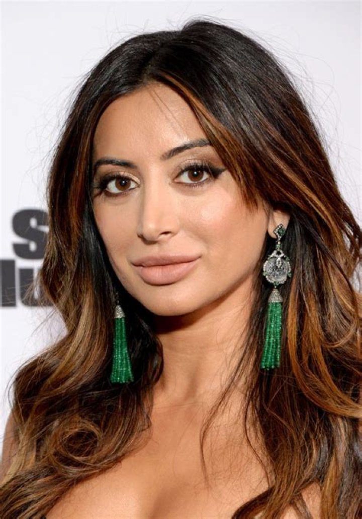 Noureen DeWulf- Wiki, Age, Ethnicity, Husband, Height, Net Worth, Career