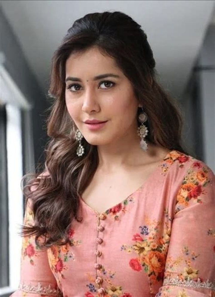 Raashi Khanna- Age, Net Worth, Height, Boyfriend, Nationality