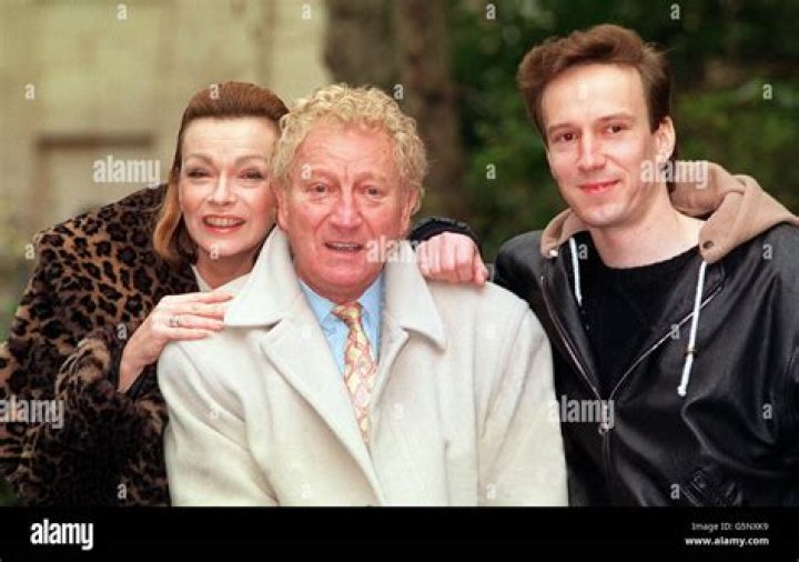 Richard Huw- Age, Height, Net Worth, Wife, Career, Nationality