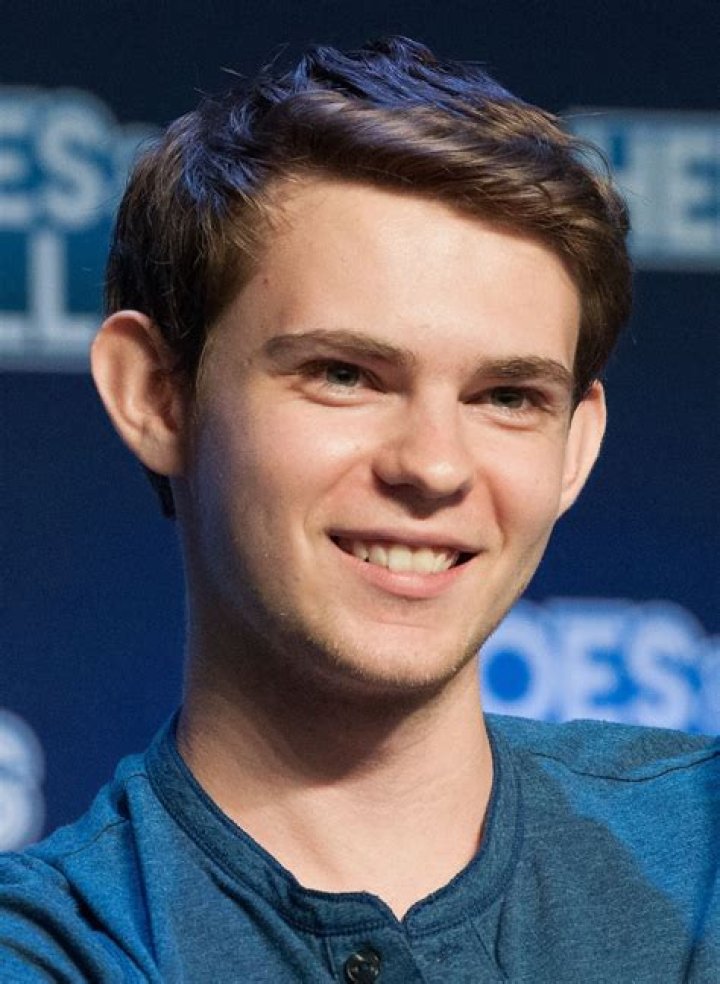 Robbie Kay- Wiki, Age, Height, Net Worth, Girlfriend, Ethnicity