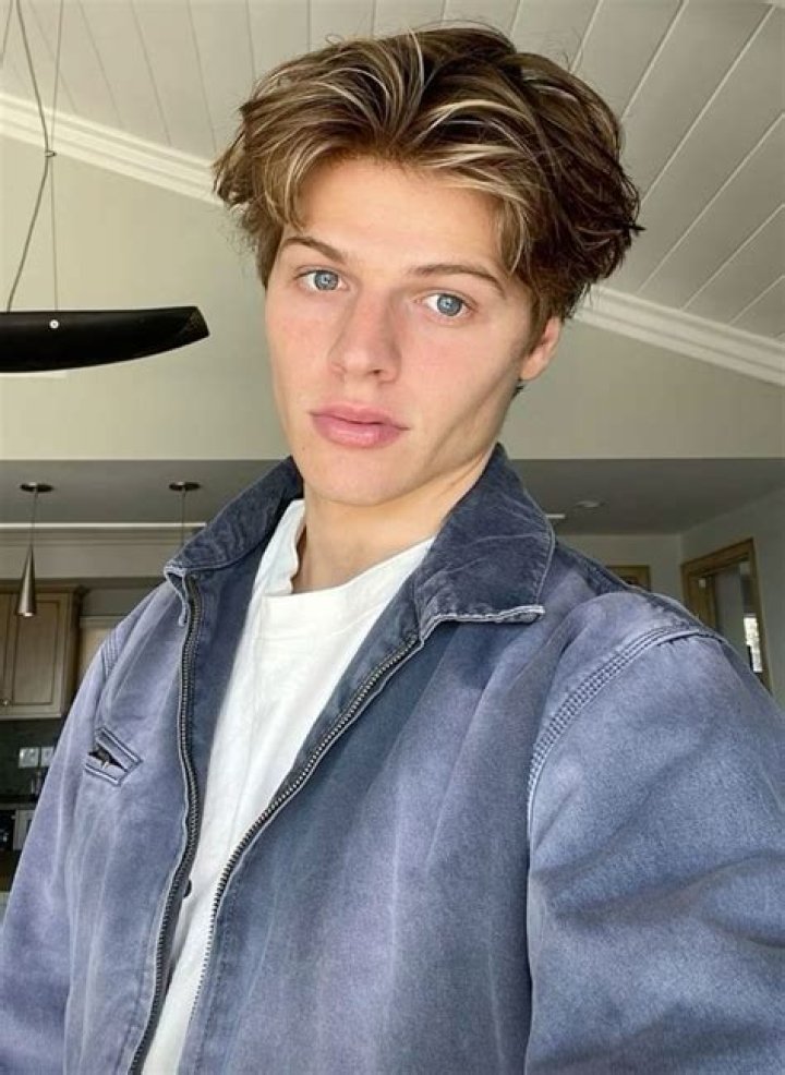 Sam Dezz- Bio, Wiki, Age, Height, Weight, Net Worth, Relationship, Career