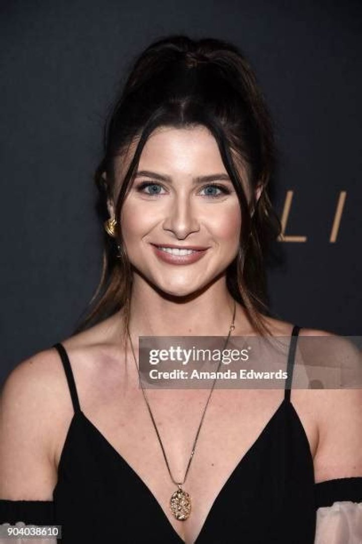 Savannah Outen- Wiki, Age, Height, Net Worth, Boyfriend, Ethnicity