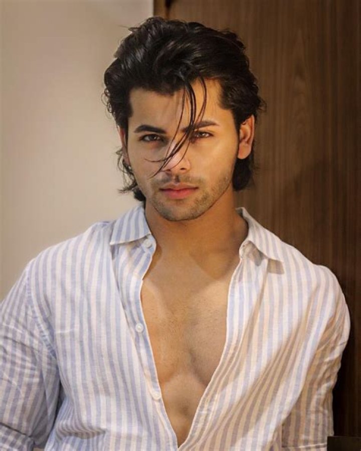 Siddharth Nigam- Wiki, Age, Ethnicity, Girlfriend, Height, Net Worth, Career