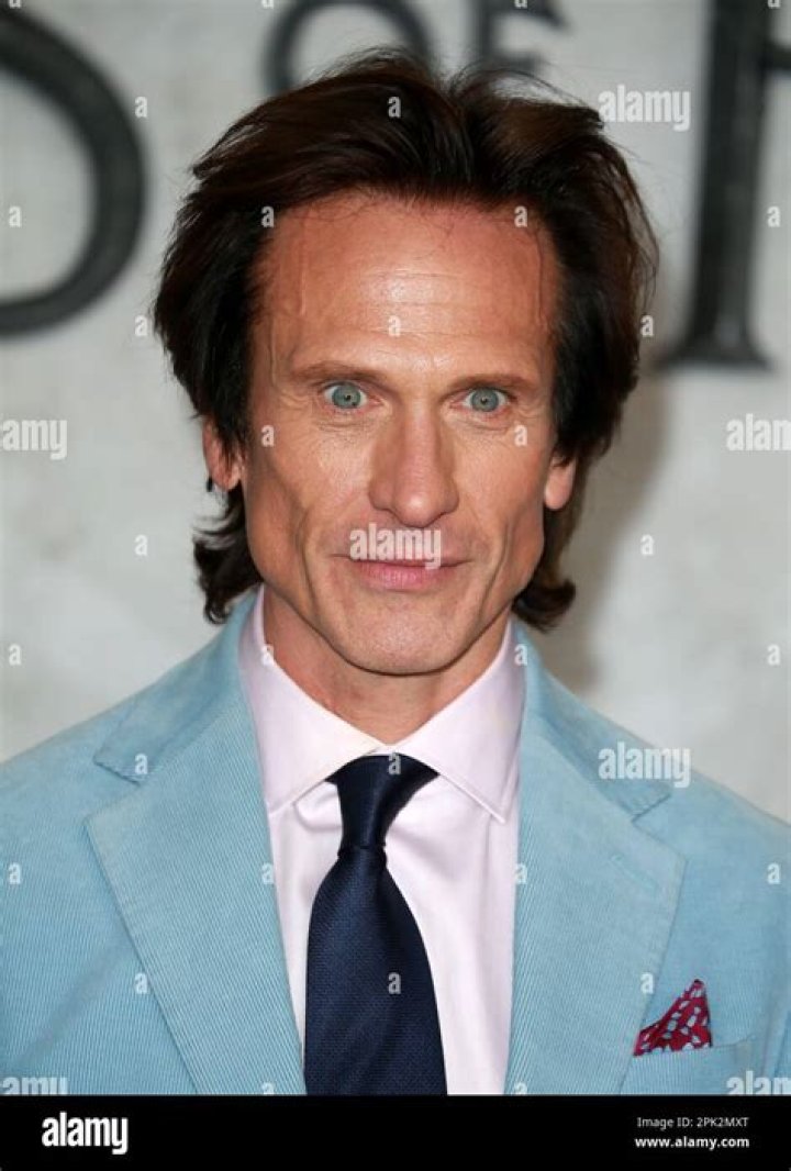 Simon Merrellsv- Wiki, Age, Height, Net Worth, Girlfriend, Ethnicity