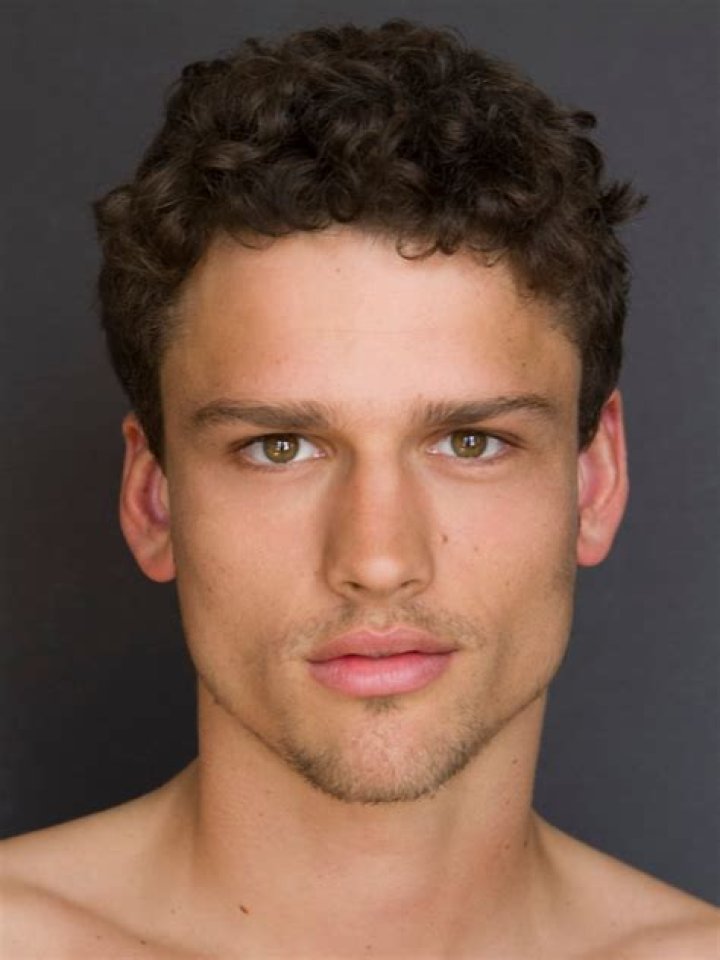 Simon Nessman- Wiki, Age, Height, Net Worth, Girlfriend, Ethnicity
