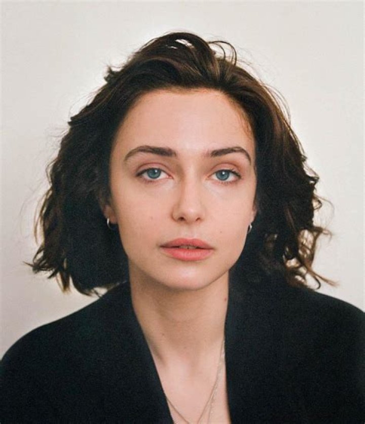 Sophie Simnett- Bio, Wiki, Age, Height, Weight, Net Worth