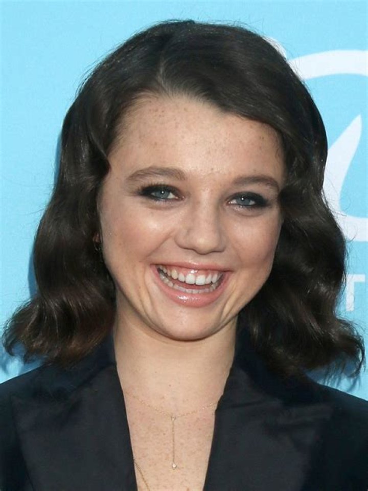 Stefania LaVie Owen- Bio, Wiki, Age, Height, Weight, Net Worth, Boyfriend