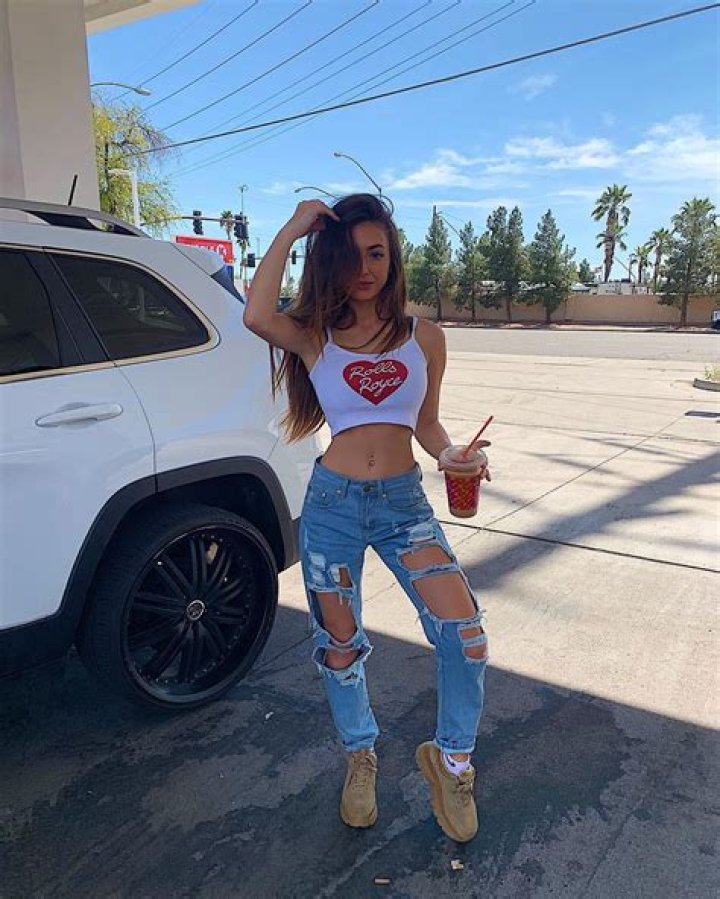 Who Is Taylor Alesia? Wiki, Age, Height, Net Worth, Boyfriend, Ethnicity (Biographygist)