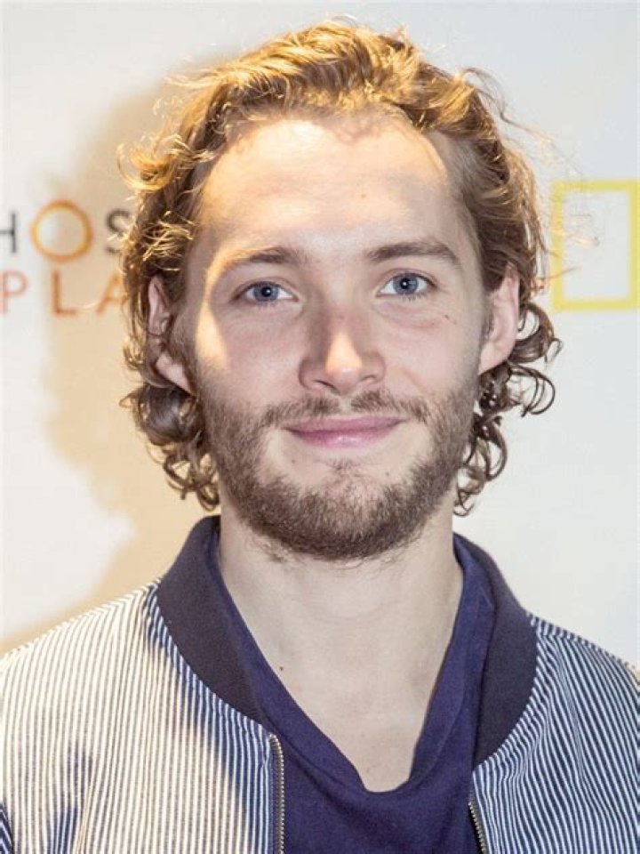 Toby Regbo- Wiki, Age, Height, Net Worth, Girlfriend, Dating