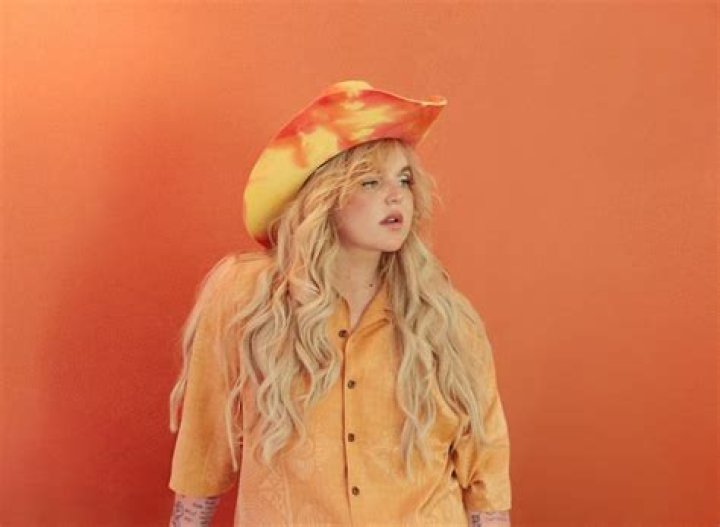 Tones and I- Net Worth, Wiki, Age, Height, Weight, Boyfriend, Career