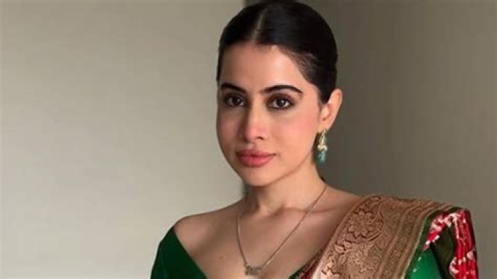 Urfi Javed- Bio, Age, Net Worth, Boyfriend, Dating, Height