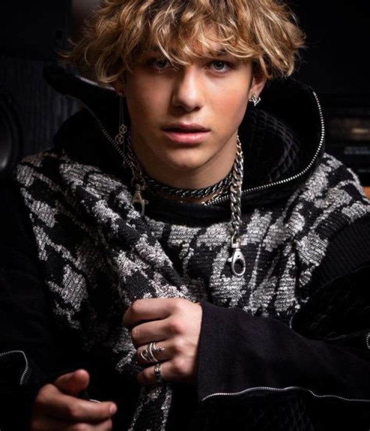 Walker Bryant- Age, Girlfriend, Height, Net Worth, Nationality