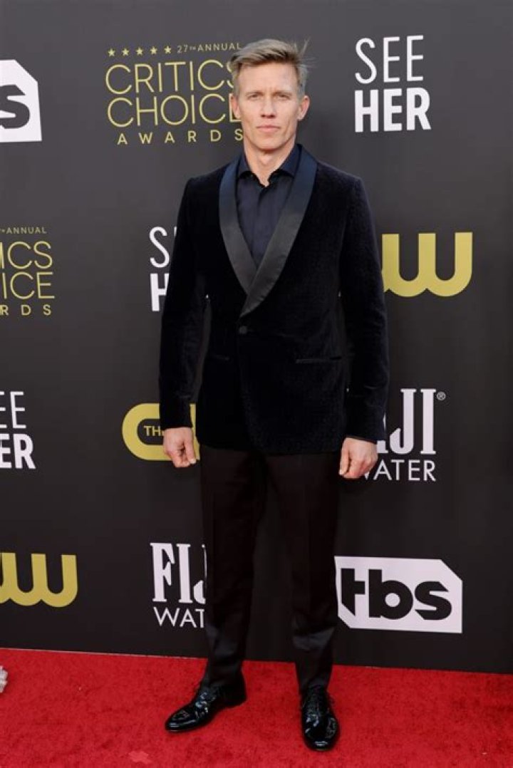 
Warren Kole- Wiki, Age, Height, Net Worth, Girlfriend, Ethnicity	