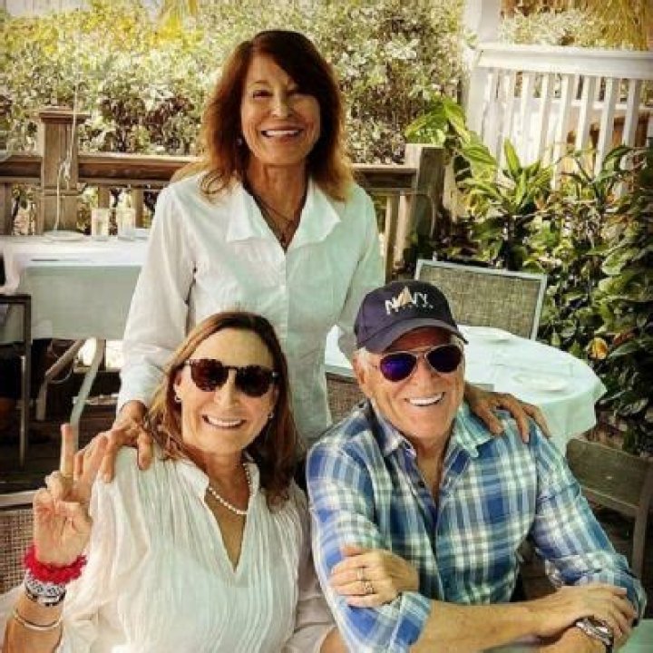 Who Are Laurie And Lucy Buffett? Mee Jimmy Buffett Siblings: Wiki And Family