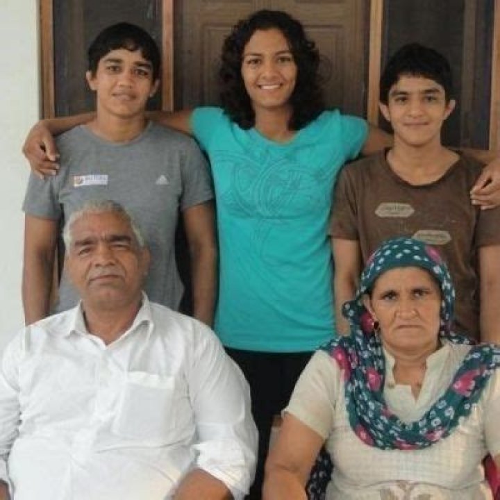 Who Are Rajpal Phogat And Prem Lata Phogat? Meet Vinesh Phogat Parents