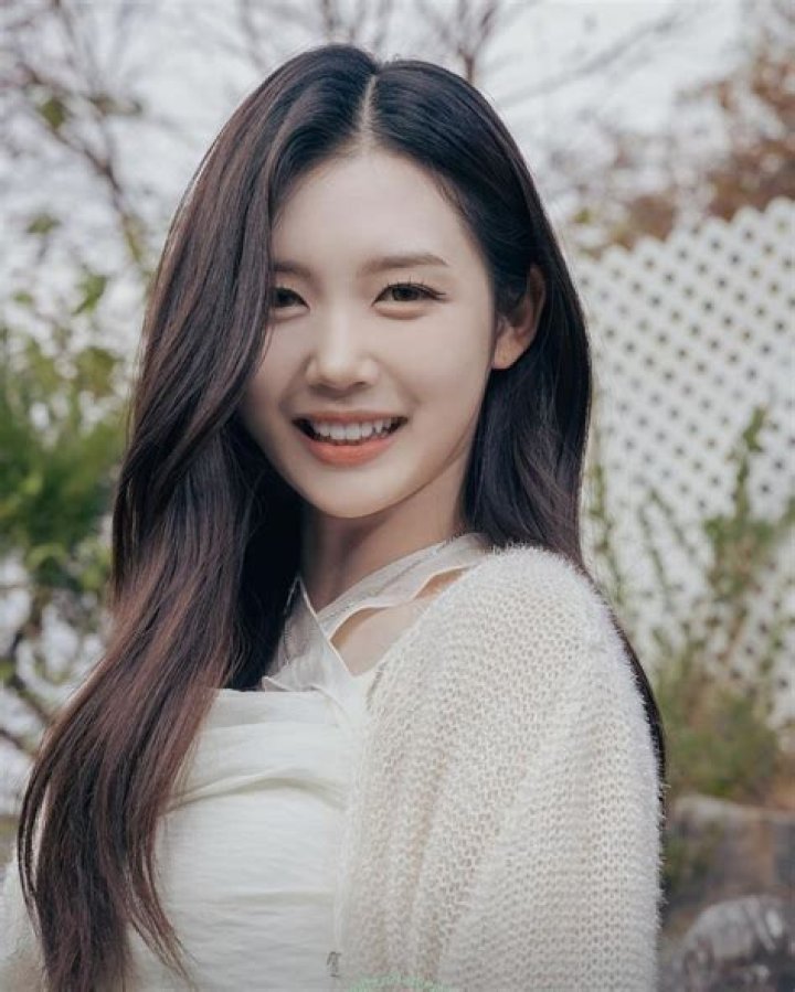 Yubin- Age, Height, Boyfriend, Net Worth, Ethnicity