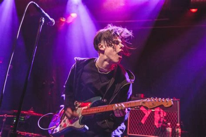 Yungblud- Age, Net Worth, Height, Girlfriend, Career