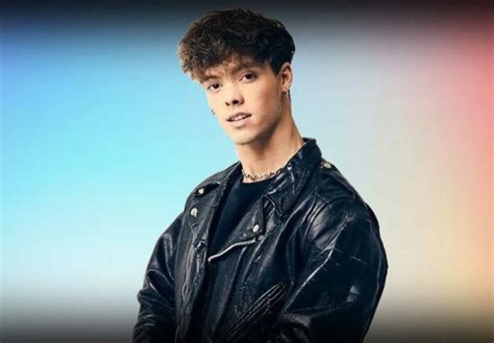 Zach Herron- Net Worth, Bio, Age, Height, Girlfriend, Nationality, Career