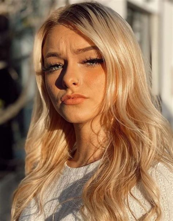 Zoe LaVerne- Net worth, Age, Bio, Boyfriend, Ethnicity, Height, Career